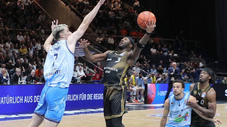 Dejour Reaves, Basketball Löwen Braunschweig; Philipp Hartwich, Rostock Seawolves Basketball; Men s, 2026–2027 Season; easyCredit Basketball Bundesliga; Basketball Löwen Braunschweig vs. Rostock Seawolves, 83–82