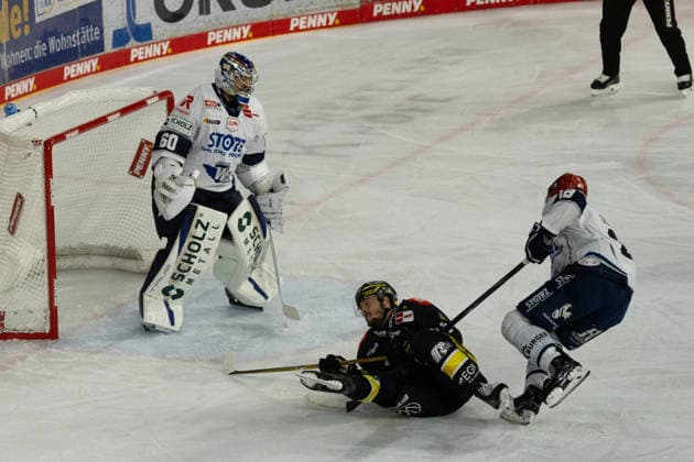 Krefeld, Germany, September 27, 2026 PENNY DEL 2026–2027 Game 4: Krefeld Pinguine vs. Schwenninger Wild Wings Pictured from left: Goaltender Joacim Eriksson (Schwenningen), Yannick Proske (Krefeld), and Eric Cornel (Schwenningen). YAYLA ARENA, North Rhine-Westphalia Copyright: xFotostandx xGoertzx