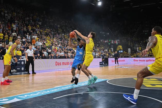 September 27, 2026, GER, Basketball, Bundesliga Matchday 3, 2026–2027 Season, Oldenburg, EWE Arena, EWE Baskets Oldenburg vs. Veolia Towers Hamburg David MUENKAT, Veolia Towers Hamburg 55; Zach ENSMINGER, EWE Baskets Oldenburg 3; Oldenburg, EWE Arena, Lower Saxony, Germany Copyright: xnordphotoxGmbHx xRojahnx