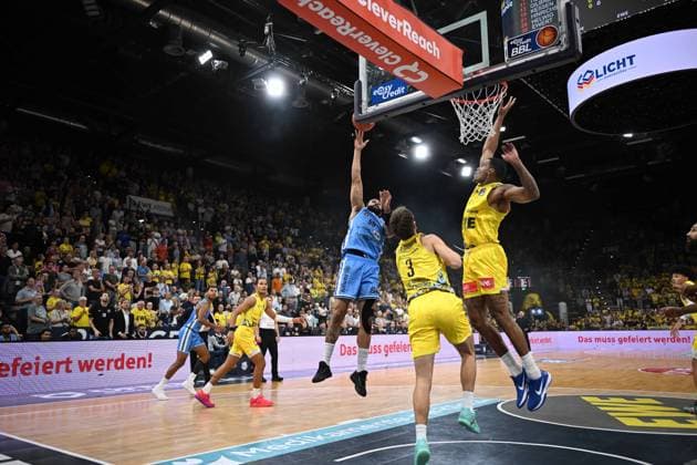 September 27, 2026, GER, Basketball, Bundesliga Matchday 3, 2026–2027 Season, Oldenburg, EWE Arena, EWE Baskets Oldenburg vs. Veolia Towers Hamburg David MUENKAT, Veolia Towers Hamburg 55; Zach ENSMINGER, EWE Baskets Oldenburg 3; Demajeo WIGGINS, EWE Baskets Oldenburg 2; Oldenburg, EWE Arena, Lower Saxony, Germany Copyright: xnordphotoxGmbHx xRojahnx