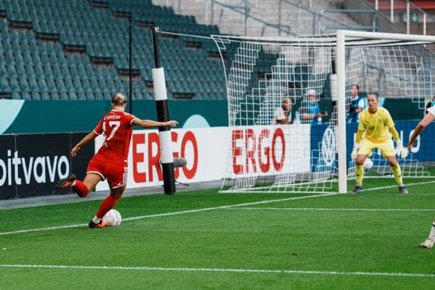 Germany, Soccer: 2026–2027 DFB Women s Cup, First Round: Borussia Mönchengladbach vs. FC Bayern Munich. ista: Borussia Park, attack; cross by Klara Bühl (Bayern Munich), 17; chance for Luisa Palmen (Borussia Mönchengladbach), 23 Copyright: xThiemoxRudolphx