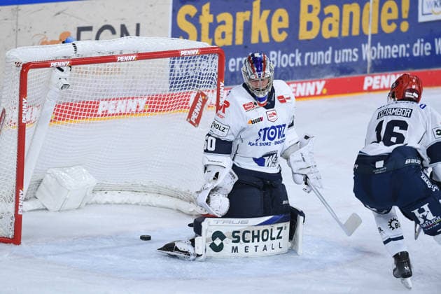 Hockey: DEL Matchday 4—Krefeld Pinguine vs. Schwenninger Wild Wings on September 27, 2026, at the Yayla Arena in Krefeld. Adam Payerl of Krefeld scored the 1-1 goal. In accordance with the guidelines of the DEL (German Ice Hockey League), the publication and further use of recordings in electronic media and on devices of any kind is not permitted during the game xRx