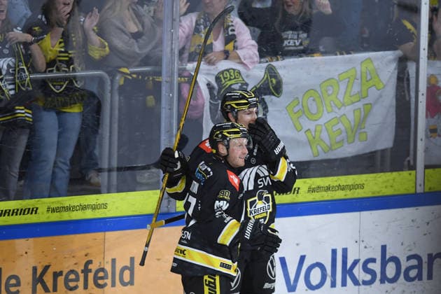 Hockey: DEL Matchday 4—Krefeld Pinguine vs. Schwenninger Wild Wings on September 27, 2026, at the Yayla Arena in Krefeld. Celebration of the 1-1 goal by Adam Payerl (Krefeld). In accordance with the guidelines of the DEL (German Ice Hockey League), the publication and furtherof the footage in electronic media and on devices of any kind is not permitted during the game in progress xRx