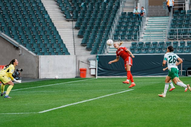 Germany, Soccer: 2026–2027 DFB Women s Cup, Round 1: Borussia Mönchengladbach vs. FC Bayern Munich – ista at Borussia Park: header, scoring chance, Pernille Harder (Bayern Munich), 21, Luisa Palmen (Borussia Mönchengladbach), 23, Maresa Arici (Borussia Mönchengladbach), 26 Copyright: xThiemoxRudolphx