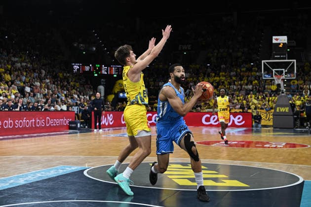September 27, 2026, GER, Basketball, Bundesliga Matchday 3, 2026–2027 Season, Oldenburg, EWE Arena, EWE Baskets Oldenburg vs. Veolia Towers Hamburg David MUENKAT Veolia Towers Hamburg 55 Zach ENSMINGER EWE Baskets Oldenburg 3 Oldenburg EWE Arena Lower Saxony Germany Copyright: xnordphotoxGmbHx xRojahnx