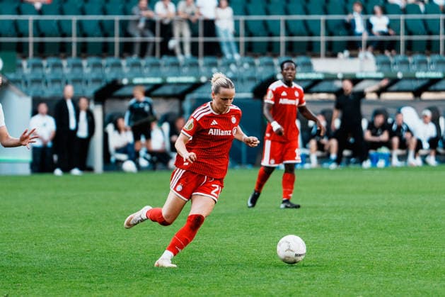 Germany, Soccer, 2026–2027 DFB Women s Cup, Round 1: Borussia Mönchengladbach vs. FC Bayern Munich, at Borussia Park, Franziska Kett (Bayern Munich), 20, dribbling, ball possession, on the ball, build-up play, field vision Copyright: xThiemoxRudolphx