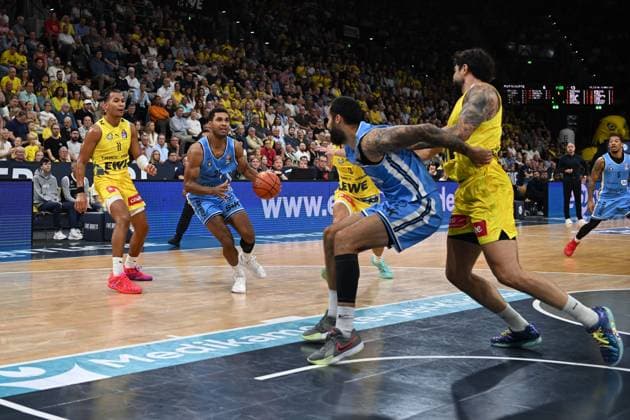 September 27, 2026, GER, Basketball, Bundesliga Matchday 3, 2026–2027 Season, Oldenburg, EWE Arena, EWE Baskets Oldenburg vs. Veolia Towers Hamburg Kenneth OGBE Veolia Towers Hamburg 25 Nicholas TISCHLER EWE Baskets Oldenburg 11 Martin BREUNING Veolia Towers Hamburg 13 Marcel KEßEN EWE Baskets Oldenburg 15 Oldenburg EWE Arena Lower Saxony Germany Copyright: xnordphotoxGmbHx xRojahnx