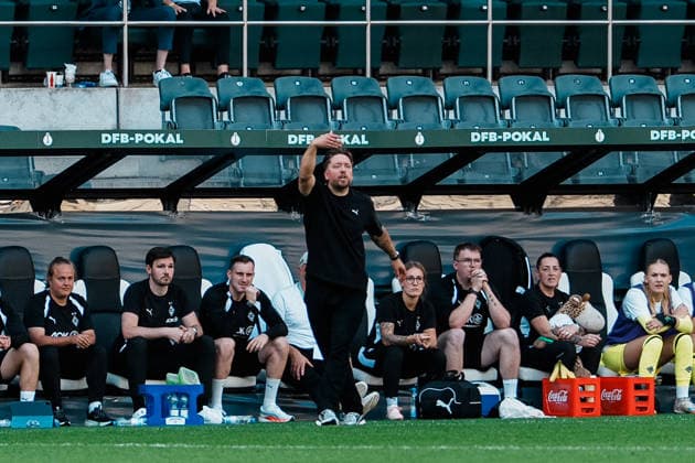Germany, Soccer: 2026–2027 DFB Women s Cup, First Round: Borussia Mönchengladbach vs. FC Bayern Munich; at Borussia Park; Jonas Spengler, coach of Borussia Mönchengladbach, gesturing in front of the bench, waving and shouting Copyright: xThiemoxRudolphx