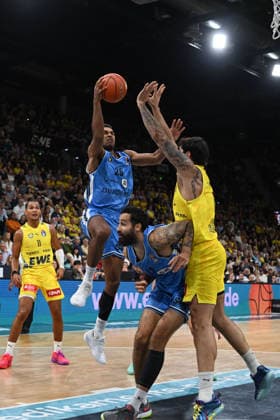 September 27, 2026, GER, Basketball, Bundesliga Matchday 3, 2026–2027 Season, Oldenburg, EWE Arena, EWE Baskets Oldenburg vs. Veolia Towers Hamburg Kenneth OGBE Veolia Towers Hamburg 25 Nicholas TISCHLER EWE Baskets Oldenburg 11 Martin BREUNING Veolia Towers Hamburg 13 Marcel KEßEN EWE Baskets Oldenburg 15 Oldenburg EWE Arena Lower Saxony Germany Copyright: xnordphotoxGmbHx xRojahnx