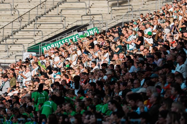 Germany, Soccer: 2026–2027 DFB Women s Cup, First Round: Borussia Mönchengladbach vs. FC Bayern Munich at Borussia Park—Standing ovations from the fans despite the loss, motivation, applause Copyright: xThiemoxRudolphx
