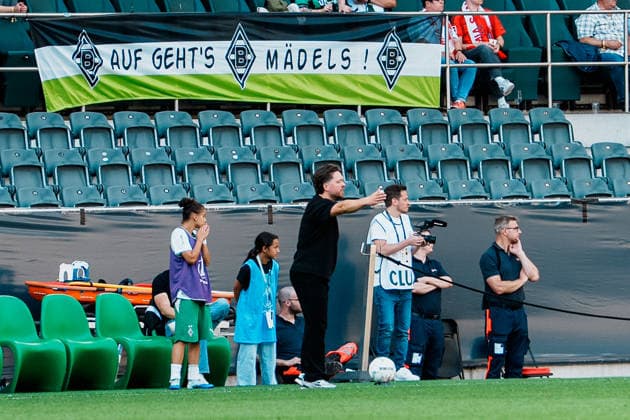 Germany, Soccer: 2026–2027 DFB Women s Cup, First Round: Borussia Mönchengladbach vs. FC Bayern Munich; at Borussia Park; Jonas Spengler, coach of Borussia Mönchengladbach, gesturing in front of the bench, waving and shouting Copyright: xThiemoxRudolphx