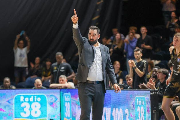 September 27, 2026, xgox, Basketball easyCredit BBL, Basketball Löwen Braunschweig vs. Rostock Seawolves emspor, from left: Ramon Diaz Sanchez (Braunschweig), coach celebrating, goal celebration, celebrating the goal, celebration in Braunschweig