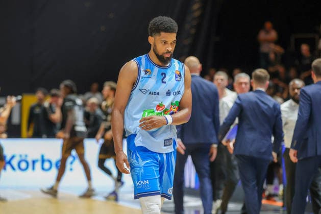 September 27, 2026, xgox, Basketball easyCredit BBL, Basketball Löwen Braunschweig vs. Rostock Seawolves emspor, from left: Zach Copeland (Rostock), 2 disappointed, looking disappointed, dejected, disappointed (Braunschweig)