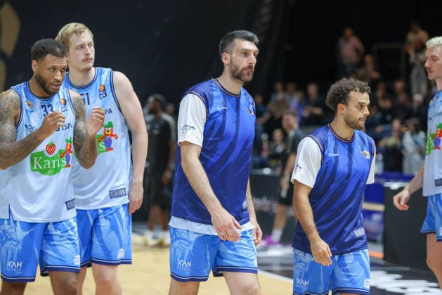 September 27, 2026, xgox, Basketball easyCredit BBL, Basketball Löwen Braunschweig vs. Rostock Seawolves emspor, from left: Owen Klassen, Rostock, 29, looks disappointed, dejected, disappointed Braunschweig