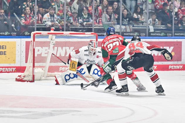 Penny DEL: Augsburger Panther vs. Kölner Haie, September 27, 2026, AUGSBURG, GERMANY September 27 Tim WOHLGEMUTH of the Augsburger Panther (No. 33) can only be stopped by a foul from Robin PRESS of the Kölner Haie (No. 94) during the Penny DEL match between the Augsburger Panther and the Kölner Haie on Matchday 4 at the Curt Frenzel Stadium Copyright: xBEAUTIFULxSPORTS Goldbergx