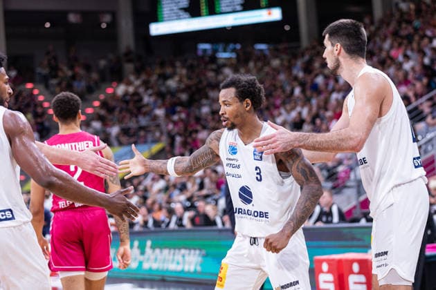 easyCredit Basketball Bundesliga, Telekom Baskets Bonn vs. Syntainics MBC, September 27, 2026: DeLonnie Hunt of SYNTAINICS MBC 3 high-fives his teammates. easyCredit Basketball Bundesliga, Telekom Baskets Bonn vs. Syntainics MBC, September 27, 2026, Telekom Dome Bonn Copyright: xBEAUTIFULxSPORTS Derixx