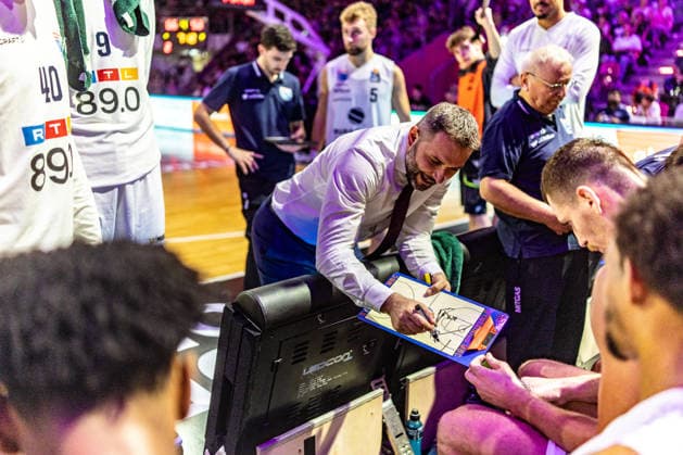 Vladimir Jovanovic, Head Coach of SYNTAINICS MBC, calls a final timeout. Telekom Baskets Bonn vs. SYNTAINICS MBC, Basketball, easy Credit BBL, Matchday 3, 2026–2027, September 27, 2026 Telekom Baskets Bonn vs. SYNTAINICS MBC, Basketball, easyCredit BBL, Matchday 3, 2026–2027, September 27, 2026 Bonn Copyright: xEibner-Pressefoto GerhardxWingenderx EP_GWR
