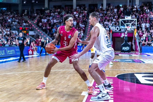 Kris Clyburn (SYNTAINICS MBC), 21 vs. Michael Kessens (Telekom Baskets Bonn), 06 Telekom Baskets Bonn vs. SYNTAINICS MBC, Basketball, easy Credit BBL, Matchday 3, 2026–2027, September 27, 2026 Telekom Baskets Bonn vs. SYNTAINICS MBC, Basketball, easyCredit BBL, Matchday 3, 2026–2027, September 27, 2026 Bonn Copyright: xEibner-Pressefoto GerhardxWingenderx EP_GWR