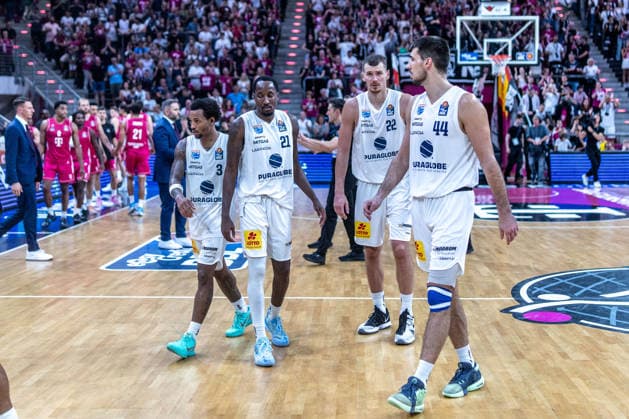 The SYNTAINICS MBC players—Kris Clyburn (SYNTAINICS MBC, 21), DeLonnie Hunt (SYNTAINICS MBC, 03, Jure Planinic (SYNTAINICS MBC), 44, and Boris Simanic (SYNTAINICS MBC), 22, leave the court disappointed after the loss. Telekom Baskets Bonn vs. SYNTAINICS MBC, Basketball, easyCredit BBL, Matchday 03, 2026–2027, September 27, 2026 Telekom Baskets Bonn vs. SYNTAINICS MBC, Basketball, easyCredit BBL, Matchday 03, 2026–2027, September 27, 2026 Bonn Copyright: xEibner-Pressefoto GerhardxWingenderx EP_GWR