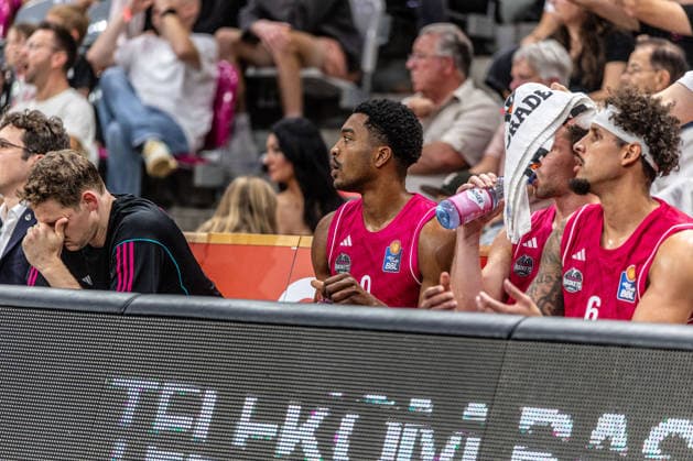 Michael Kessens (Telekom Baskets Bonn, 06), Grayson Murphy (Telekom Baskets Bonn, 07), and former SYNTAINICS MBC player Marcus Foster (Telekom Baskets Bonn, 00) on the bench: Telekom Baskets Bonn vs. SYNTAINICS MBC, Basketball, easy Credit BBL, Matchday 3, 2026–2027, September 27, 2026 Telekom Baskets Bonn vs. SYNTAINICS MBC, Basketball, easyCredit BBL, Matchday 3, 2026–2027, September 27, 2026 Bonn Copyright: xEibner-Pressefoto GerhardxWingenderx EP_GWR