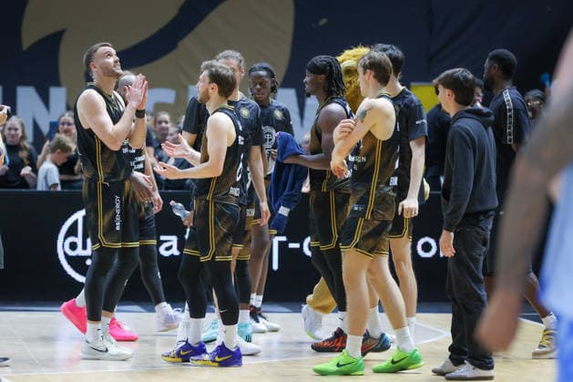 September 27, 2026, xgox, Basketball easyCredit BBL, Basketball Löwen Braunschweig vs. Rostock Seawolves emspor, from left: Braunschweig celebrating the victory, Braunschweig celebrating after the game