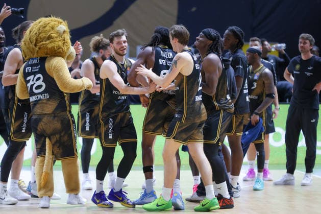 September 27, 2026, xgox, Basketball easyCredit BBL, Basketball Löwen Braunschweig vs. Rostock Seawolves emspor, from left: Braunschweig celebrating the victory, Braunschweig celebrating after the game