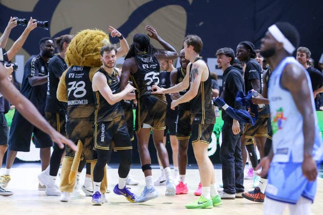 September 27, 2026, xgox, Basketball easyCredit BBL, Basketball Löwen Braunschweig vs. Rostock Seawolves emspor, from left: Braunschweig celebrating the victory, Braunschweig celebrating after the game