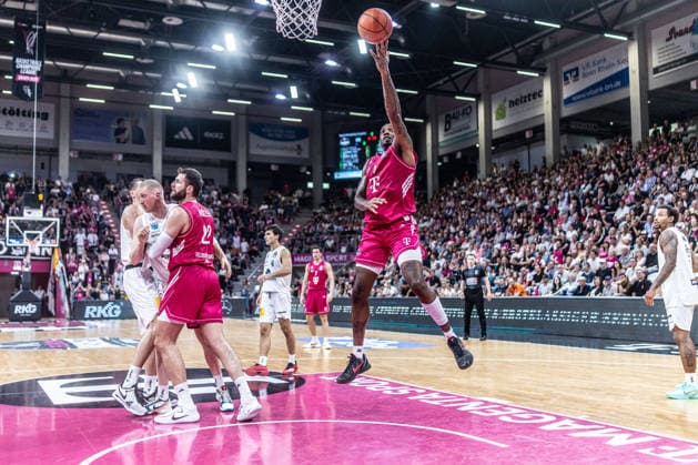 Jeff Garrett Jr. of Telekom Baskets Bonn, open for a layup, but the referee stopped play. Telekom Baskets Bonn vs. SYNTAINICS MBC, Basketball, easy Credit BBL, Matchday 3, 2026–2027, September 27, 2026 Telekom Baskets Bonn vs. SYNTAINICS MBC, Basketball, easyCredit BBL, Matchday 3, 2026–2027, September 27, 2026 Bonn Copyright: xEibner-Pressefoto GerhardxWingenderx EP_GWR