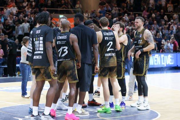 September 27, 2026, xgox, Basketball easyCredit BBL, Basketball Löwen Braunschweig vs. Rostock Seawolves emspor, from left: Braunschweig celebrating the victory, Braunschweig celebrating after the game