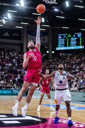Leon Kratzer, Telekom Baskets Bonn, 22 vs. Anthony Gaines, SYNTAINICS MBC, 11; Telekom Baskets Bonn vs. SYNTAINICS MBC, Basketball, easy Credit BBL, Matchday 3, 2026–2027, September 27, 2026 Telekom Baskets Bonn vs. SYNTAINICS MBC, Basketball, easyCredit BBL, Matchday 3, 2026–2027, September 27, 2026 Bonn Copyright: xEibner-Pressefoto GerhardxWingenderx EP_GWR
