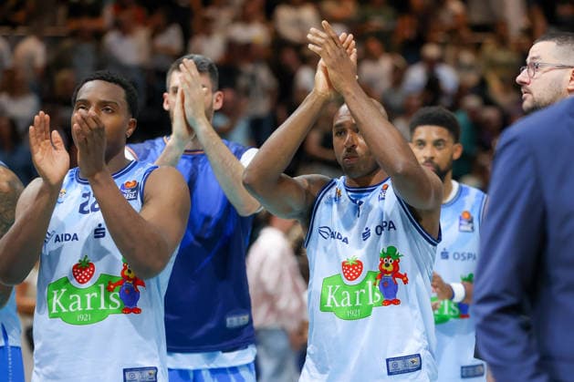 September 27, 2026, xgox, Basketball easyCredit BBL, Basketball Löwen Braunschweig vs. Rostock Seawolves emspor, from left: DeAndre Lansdowne (Rostock), 9, looks disappointed, looks dejected, looks downcast, disappointed Braunschweig