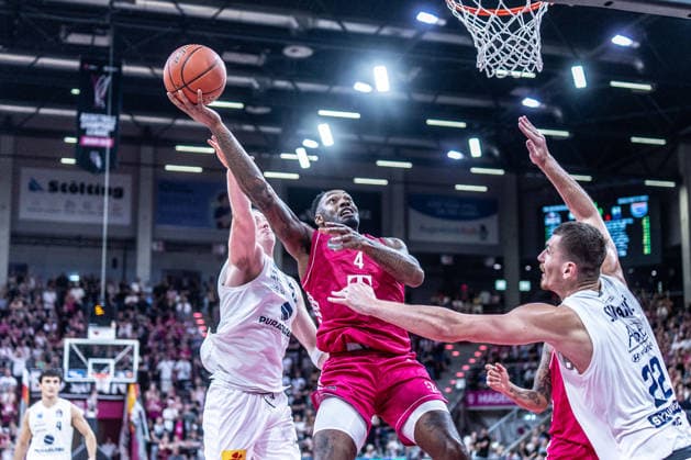 Jeff Garrett Jr. (Telekom Baskets Bonn), 04 vs. Borisa Simanic (SYNTAINICS MBC), 22 Telekom Baskets Bonn vs. SYNTAINICS MBC, Basketball, easy Credit BBL, Matchday 3, 2026–2027, September 27, 2026 Telekom Baskets Bonn vs. SYNTAINICS MBC, Basketball, easyCredit BBL, Matchday 3, 2026–2027, September 27, 2026 Bonn Copyright: xEibner-Pressefoto GerhardxWingenderx EP_GWR