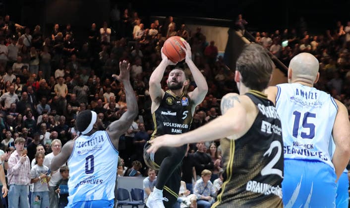 Devin Askew, Basketball Loewen Braunschweig, Men s Basketball, 2026–2027 Season, easyCredit Basketball Bundesliga, Basketball Loewen Braunschweig vs. Rostock Seawolves, 83–82