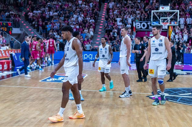 The SYNTAINICS MBC players—Kris Clyburn (SYNTAINICS MBC), 21, DeLonnie Hunt (SYNTAINICS MBC), 03, Jure Planinic (SYNTAINICS MBC), 44, and Boris Simanic (SYNTAINICS MBC), 22, leave the court disappointed after the loss. Telekom Baskets Bonn vs. SYNTAINICS MBC, Basketball, easyCredit BBL, Matchday 3, 2026–2027, September 27, 2026 Telekom Baskets Bonn vs. SYNTAINICS MBC, Basketball, easyCredit BBL, Matchday 3, 2026–2027, September 27, 2026 Bonn Copyright: xEibner-Pressefoto GerhardxWingenderx EP_GWR