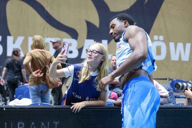 September 27, 2026, xgox, Basketball easyCredit BBL, Basketball Löwen Braunschweig vs. Rostock Seawolves on emspor, from left: Johnathan Stove (Rostock), 22, taking selfies with Braunschweig fans