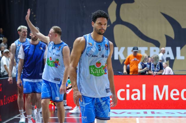 September 27, 2026, xgox, Basketball easyCredit BBL, Basketball Löwen Braunschweig vs. Rostock Seawolves emspor, from left: Dominic Lockhart (Rostock), 3: disappointed, looks disappointed, dejected, disappointed (Braunschweig)