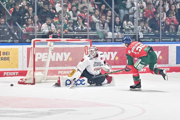 Penny DEL: Augsburger Panther vs. Kölner Haie, September 27, 2026, AUGSBURG, GERMANY, September 27: Tim WOHLGEMUTH of the Augsburger Panther, number 33, had his penalty shot stopped by Felix BRÜCKMANN of the Kölner Haie, number 90, during the Penny DEL match between the Augsburger Panther and the Kölner Haie on Match Day 4 at the Curt Frenzel Stadium Copyright: xBEAUTIFULxSPORTS Goldbergx