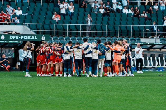 Germany, Soccer: 2026–2027 DFB Women s Cup, First Round: Borussia Mönchengladbach vs. FC Bayern Munich; ista: Bayern s team circle at Borussia Park after the victory, team spirit Copyright: xThiemoxRudolphx