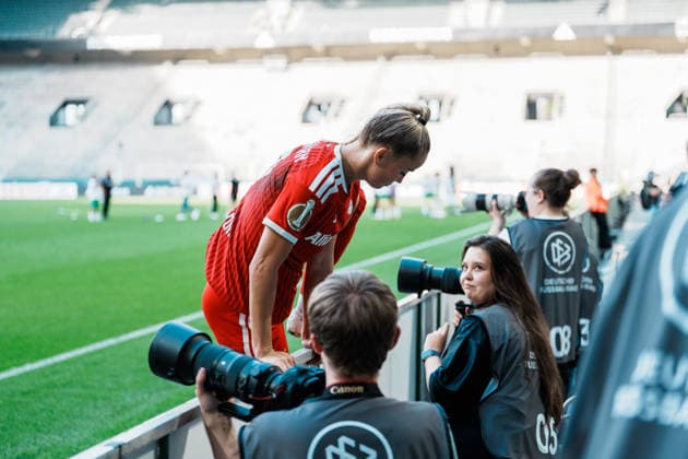 Germany, Soccer, 2026–2027 DFB Women s Cup, First Round: Borussia Mönchengladbach vs. FC Bayern Munich; ista, Borussia Park, Bayern celebrate with fans, victory, cheering, celebration, fans, win, emotions, Giulia Gwinn, Bayern Munich, 7, serious, goes to fans, star Copyright: xThiemoxRudolphx