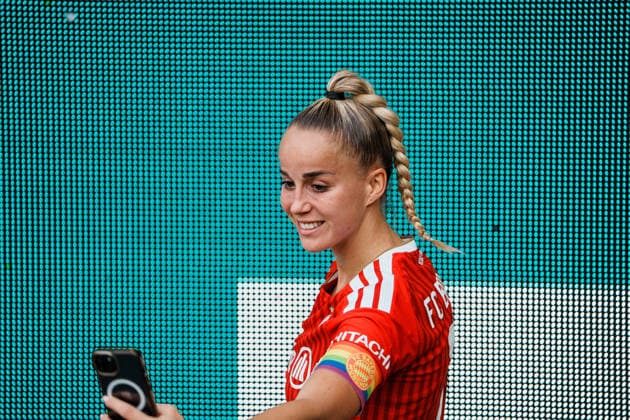 Germany, Soccer: 2026–2027 DFB Women s Cup, First Round: Borussia Mönchengladbach vs. FC Bayern Munich at Borussia Park—Victory, Cheering, Celebrations, Fans, Win, Emotions, Giulia Gwinn (Bayern Munich), No. 7 Signing Autographs for Fans, Signs, Hype, National Team Player, Star, Selfie Copyright: xThiemoxRudolphx