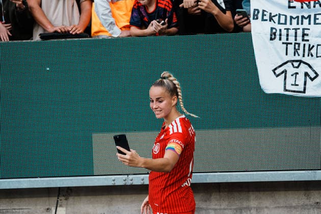 Germany, Soccer: 2026–2027 DFB Women s Cup, First Round: Borussia Mönchengladbach vs. FC Bayern Munich at Borussia Park—Victory, Cheering, Celebrations, Fans, Win, Emotions, Giulia Gwinn (Bayern Munich), No. 7 Signing Autographs for Fans, Signs, Hype, National Team Player, Star, Selfie Copyright: xThiemoxRudolphx