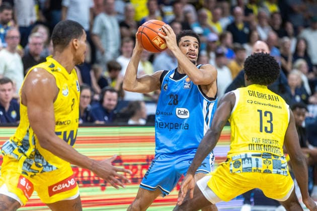 Oldenburg, Lower Saxony, Germany, September 27, 2026, Mathys Kangudia (center), Veolia Towers Hamburg; JaQualyn Gilbreath (right), EWE Baskets Oldenburg; and Demajeo Wiggins (left), EWE Baskets Oldenburg. EWE Baskets Oldenburg vs. Veolia Towers Hamburg. Basketball 1. Basketball Bundesliga. 2026–2027 season, Matchday 3, Grosse EWE Arena: EWE Baskets Oldenburg vs. Veolia Towers Hamburg www.andreas-burmann.de