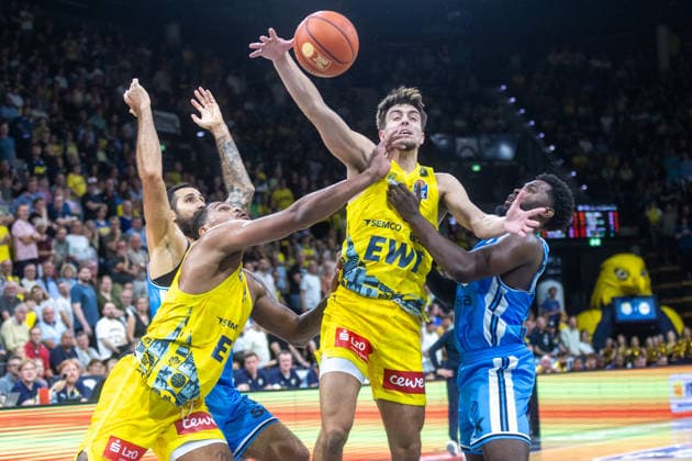 Oldenburg, Lower Saxony, Germany, September 27, 2026, Zachary Ensminger (center), EWE Baskets Oldenburg; Osaro Rich Igbineweka (right), Veolia Towers Hamburg; Demajeo Wiggins (left), EWE Baskets Oldenburg and Martin Breunig (left), Veolia Towers Hamburg; EWE Baskets Oldenburg vs. Veolia Towers Hamburg; Basketball 1; Basketball Bundesliga; 2026–2027 season; Matchday 3; Grosse EWE Arena; EWE Baskets Oldenburg vs. Veolia Towers Hamburg www.andreas-burmann.de