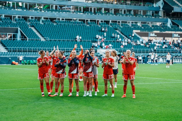 Germany, Soccer: 2026–2027 DFB Women s Cup, First Round: Borussia Mönchengladbach vs. FC Bayern Munich at Borussia Park; Bayern celebrates with fans, victory, cheering, celebration, fans, win, emotions Copyright: xThiemoxRudolphx