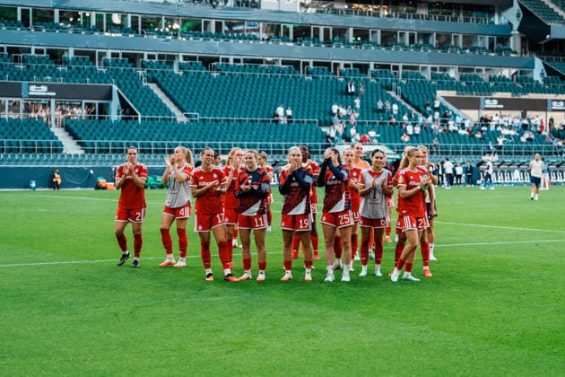 Germany, Soccer: 2026–2027 DFB Women s Cup, First Round: Borussia Mönchengladbach vs. FC Bayern Munich at Borussia Park; Bayern celebrates with fans, victory, cheering, celebration, fans, win, emotions Copyright: xThiemoxRudolphx