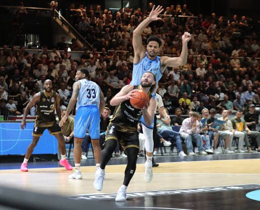 Dominic Lockhart, Rostock Seawolves; Devin Askew, Basketball Löwen Braunschweig; Men s Basketball, 2026–2027 Season; easyCredit Basketball Bundesliga; Basketball Löwen Braunschweig vs. Rostock Seawolves, 83–82