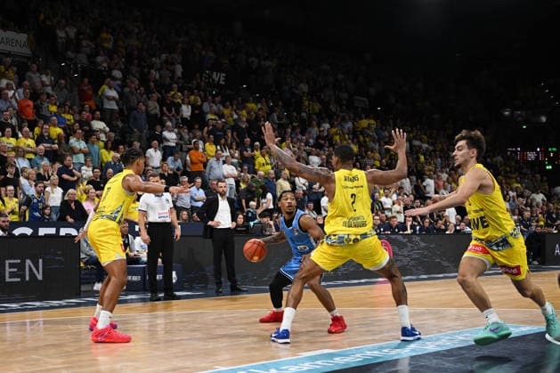 September 27, 2026, GER, Basketball, Bundesliga Matchday 3, 2026–2027 Season, Oldenburg, EWE Arena, EWE Baskets Oldenburg vs. Veolia Towers Hamburg Zakai ZEIGLER Veolia Towers Hamburg 5 Nicholas TISCHLER EWE Baskets Oldenburg 11 Demajeo WIGGINS EWE Baskets Oldenburg 2 Zach ENSMINGER EWE Baskets Oldenburg 3 Oldenburg EWE Arena Lower Saxony Germany Copyright: xnordphotoxGmbHx xRojahnx