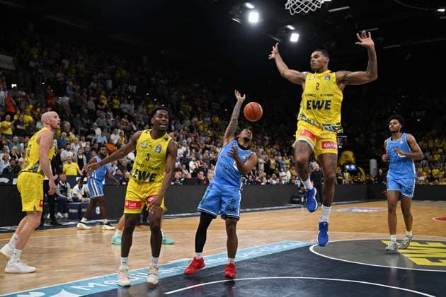 September 27, 2026, GER, Basketball, Bundesliga Matchday 3, 2026–2027 Season, Oldenburg, EWE Arena, EWE Baskets Oldenburg vs. Veolia Towers Hamburg Jeremy ROACH EWE Baskets Oldenburg 5 Zakai ZEIGLER Veolia Towers Hamburg 5 Demajeo WIGGINS EWE Baskets Oldenburg 2 Oldenburg EWE Arena Lower Saxony Germany Copyright: xnordphotoxGmbHx xRojahnx