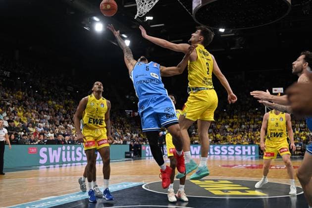 September 27, 2026, GER, Basketball, Bundesliga Matchday 3, 2026–2027 Season, Oldenburg, EWE Arena, EWE Baskets Oldenburg vs. Veolia Towers Hamburg Zakai ZEIGLER, Veolia Towers Hamburg 5; Zach ENSMINGER, EWE Baskets Oldenburg 3; Demajeo WIGGINS, EWE Baskets Oldenburg 2; Oldenburg, EWE Arena, Lower Saxony, Germany Copyright: xnordphotoxGmbHx xRojahnx