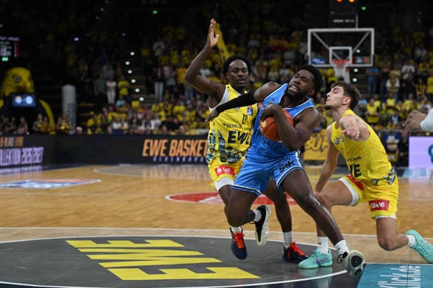 September 27, 2026, GER, Basketball, Bundesliga Matchday 3, 2026–2027 Season, Oldenburg, EWE Arena, EWE Baskets Oldenburg vs. Veolia Towers Hamburg Noah THOMASSON, Veolia Towers Hamburg, 2, Yes; Qualyn GILBREATH, EWE Baskets Oldenburg, 13; Zach ENSMINGER, EWE Baskets Oldenburg, 3; Oldenburg, EWE Arena, Lower Saxony, Germany Copyright: xnordphotoxGmbHx xRojahnx